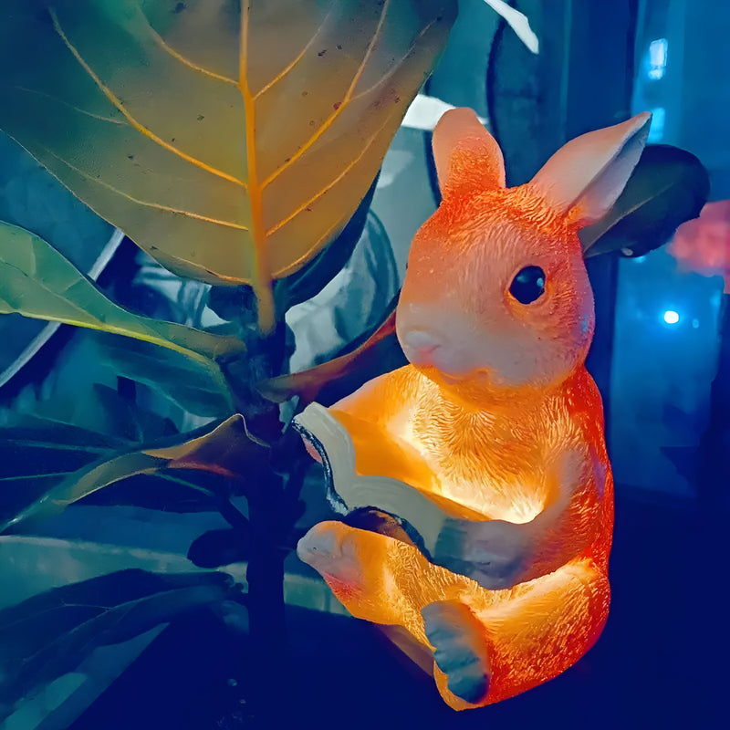 Fabelux Solar Gartenleuchte Hase | Lesender Deko-Hase mit LED | Wetterfest & Dämmerungssensor | Kunstharz