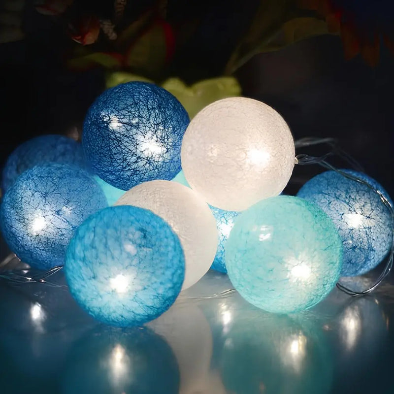Cottonellea LED Kugellichterkette aus Baumwolle | 6 cm Kugeln | 1,5–3,0 m Länge | USB- & Batteriebetrieb | Warmes Stimmungslicht