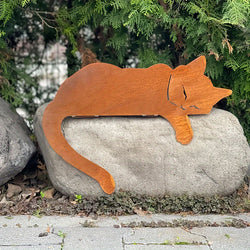 Gartenfigur Schlafende Katze | Rustikales Design | Wetterfestes Eisen | Deko-Highlight für Außenbereiche