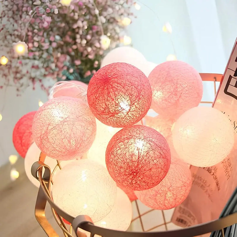 Cottonellea LED Kugellichterkette aus Baumwolle | 6 cm Kugeln | 1,5–3,0 m Länge | USB- & Batteriebetrieb | Warmes Stimmungslicht