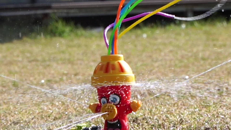 Wassersprinkler HydroHero | Drehender Feuerhydrant-Effekt | Für Garten & Sommer-Wasserspaß | Schlauchanschluss