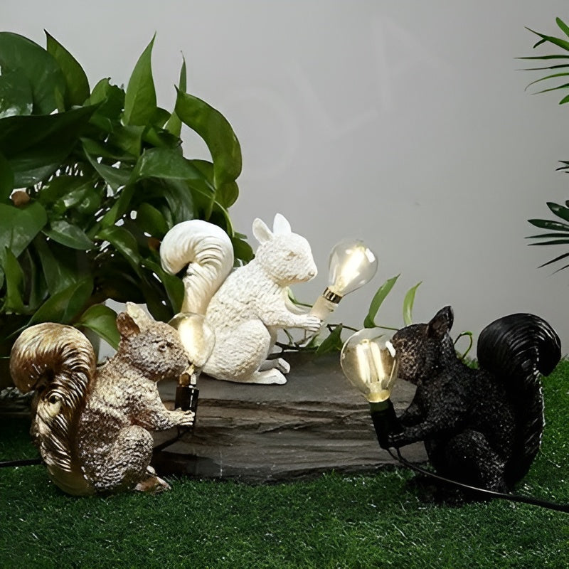 NordiLicht Tischlampe Eichhörnchen | Nordic Design | Warmes LED-Licht | Harzfigur