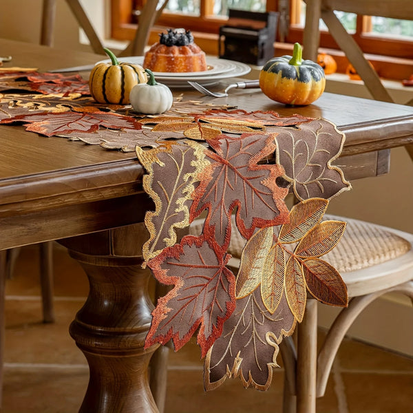 HarvestLeaf Tischläufer | Besticktes Ahornblatt-Design | Herbstdeko im Landhausstil