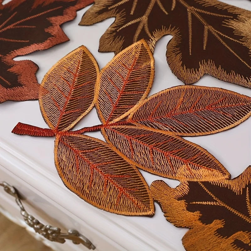 HarvestLeaf Tischläufer | Besticktes Ahornblatt-Design | Herbstdeko im Landhausstil