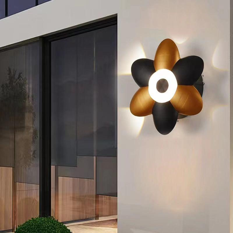 Lumafleur LED Wandleuchte Außen | Wasserdicht & Energiesparend | Blumen-Design | 2 Größen | Schwarz/Weiß-Gold