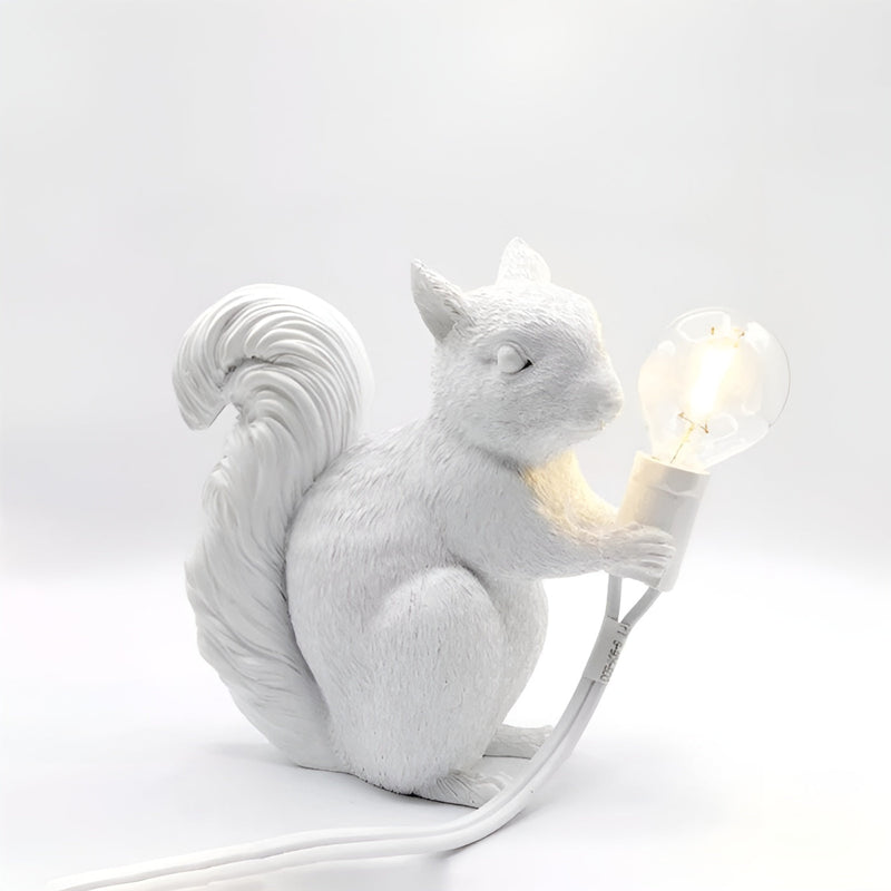 NordiLicht Tischlampe Eichhörnchen | Nordic Design | Warmes LED-Licht | Harzfigur
