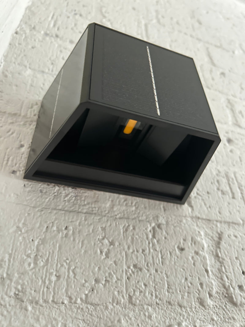Solavora Solar Wandleuchte Außen | 3 Solarpanels | Warmweißes LED-Licht | IP65 Wetterfest