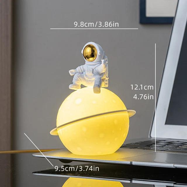 AstroLume Astronaut Skulptur mit Planet Nachtlicht | Modernes Deko-Highlight | Umweltfreundliches PVC & ABS | 9,8 x 12,1 cm