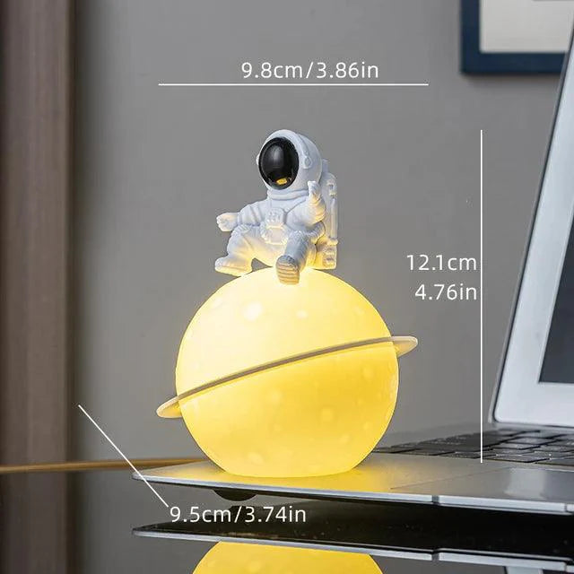 AstroLume Astronaut Skulptur mit Planet Nachtlicht | Modernes Deko-Highlight | Umweltfreundliches PVC & ABS | 9,8 x 12,1 cm