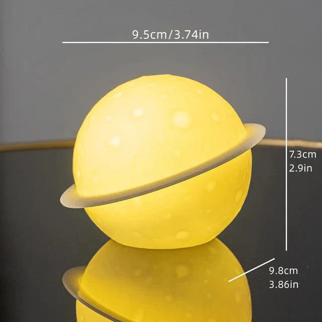 AstroLume Astronaut Skulptur mit Planet Nachtlicht | Modernes Deko-Highlight | Umweltfreundliches PVC & ABS | 9,8 x 12,1 cm
