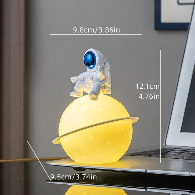 AstroLume Astronaut Skulptur mit Planet Nachtlicht | Modernes Deko-Highlight | Umweltfreundliches PVC & ABS | 9,8 x 12,1 cm