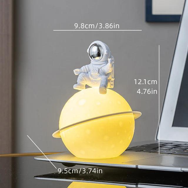 AstroLume Astronaut Skulptur mit Planet Nachtlicht | Modernes Deko-Highlight | Umweltfreundliches PVC & ABS | 9,8 x 12,1 cm