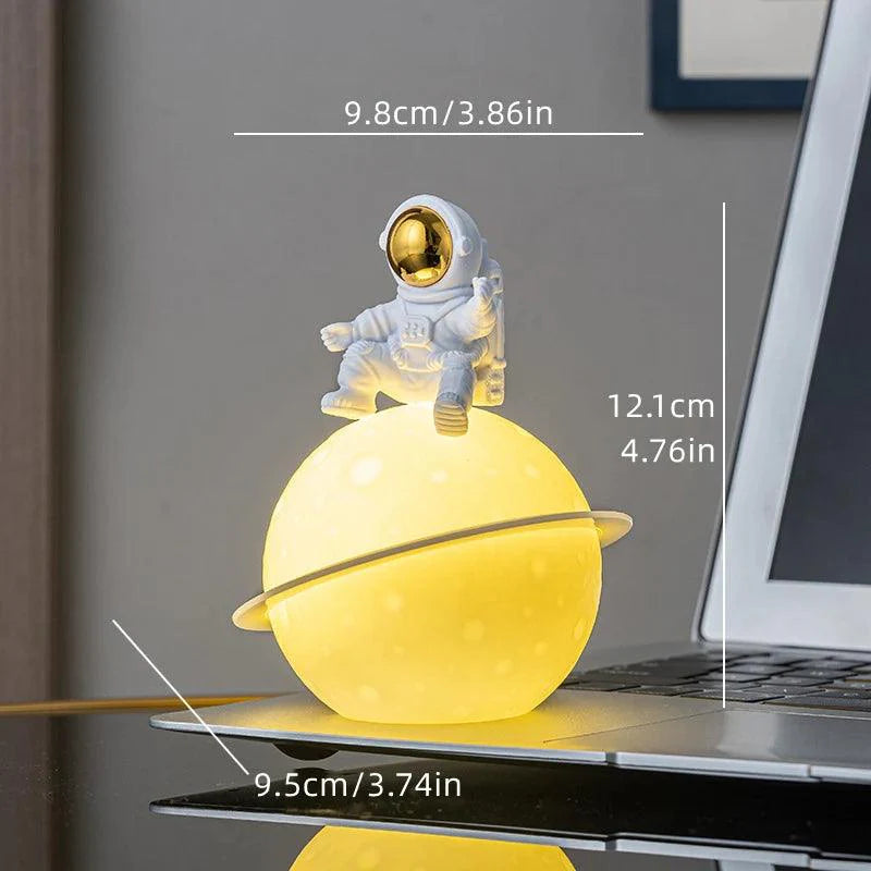 AstroLume Astronaut Skulptur mit Planet Nachtlicht | Modernes Deko-Highlight | Umweltfreundliches PVC & ABS | 9,8 x 12,1 cm