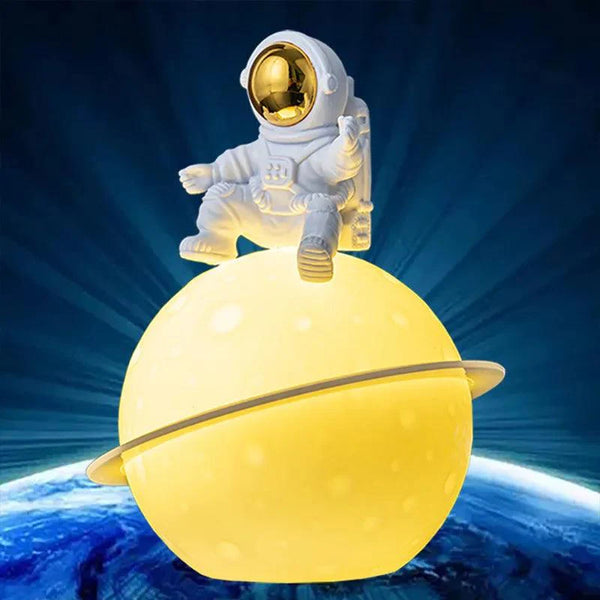 AstroLume Astronaut Skulptur mit Planet Nachtlicht | Modernes Deko-Highlight | Umweltfreundliches PVC & ABS | 9,8 x 12,1 cm