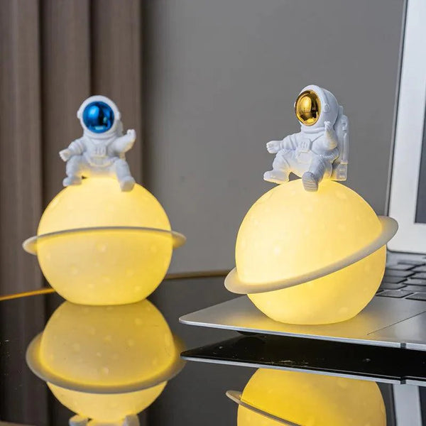 AstroLume Astronaut Skulptur mit Planet Nachtlicht | Modernes Deko-Highlight | Umweltfreundliches PVC & ABS | 9,8 x 12,1 cm