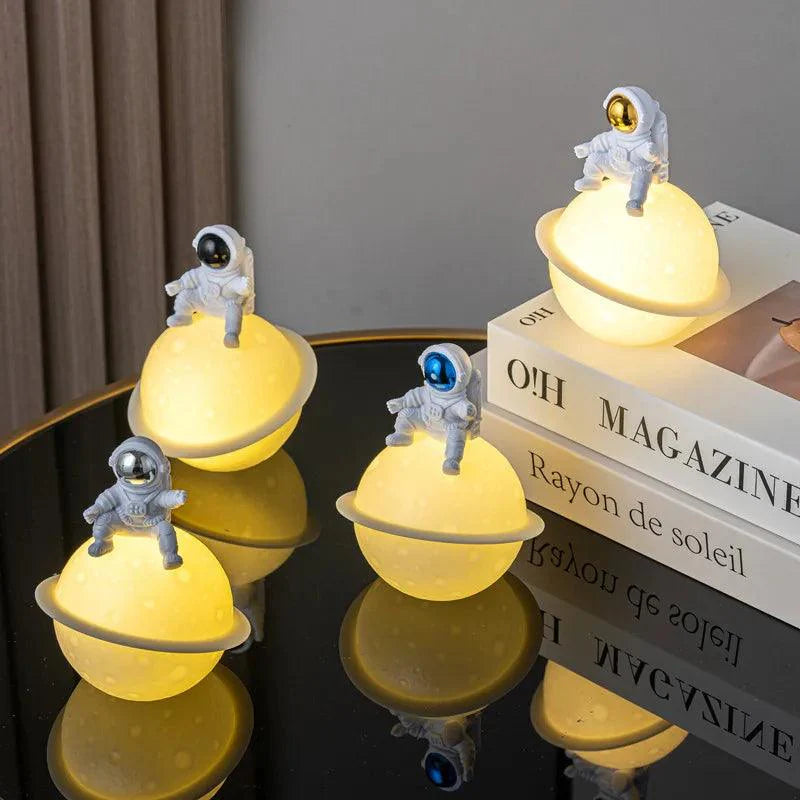 AstroLume Astronaut Skulptur mit Planet Nachtlicht | Modernes Deko-Highlight | Umweltfreundliches PVC & ABS | 9,8 x 12,1 cm