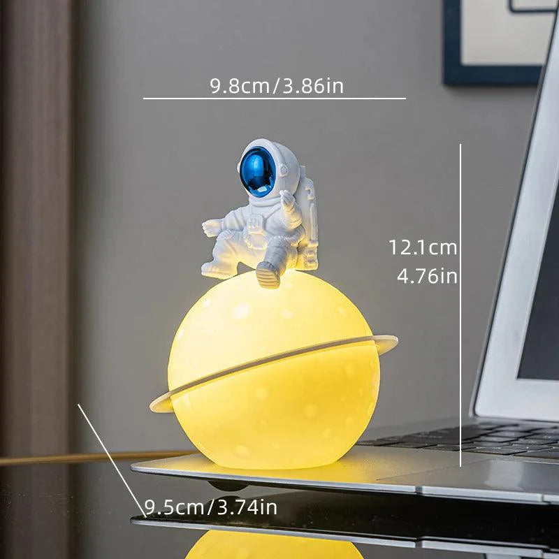 AstroLume Astronaut Skulptur mit Planet Nachtlicht | Modernes Deko-Highlight | Umweltfreundliches PVC & ABS | 9,8 x 12,1 cm