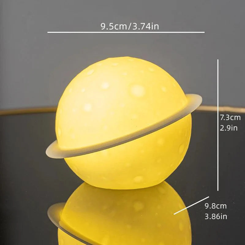 AstroLume Astronaut Skulptur mit Planet Nachtlicht | Modernes Deko-Highlight | Umweltfreundliches PVC & ABS | 9,8 x 12,1 cm