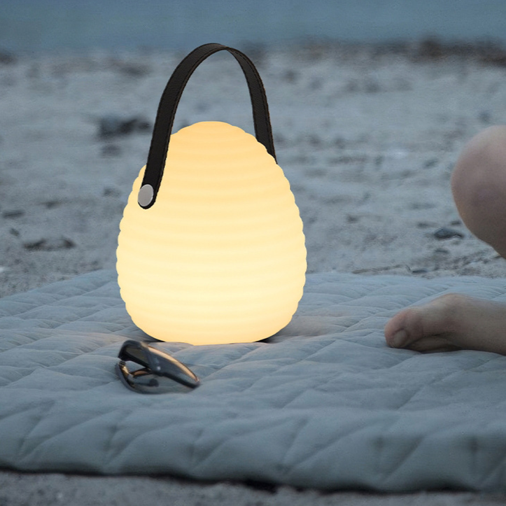 Variluma Moderne LED Outdoor-Laterne | 16 Farben & Fernbedienung | Wiederaufladbar & Wetterfest | Ø16 cm × H20 cm
