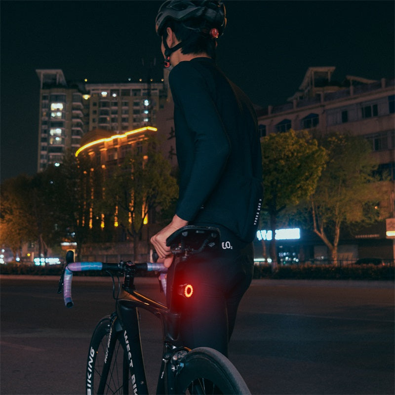 Velaro Intelligentes Fahrrad-Rücklicht | Automatisches Bremslicht & Helligkeitssensor | USB-Aufladbar | Wasserdicht IPX4