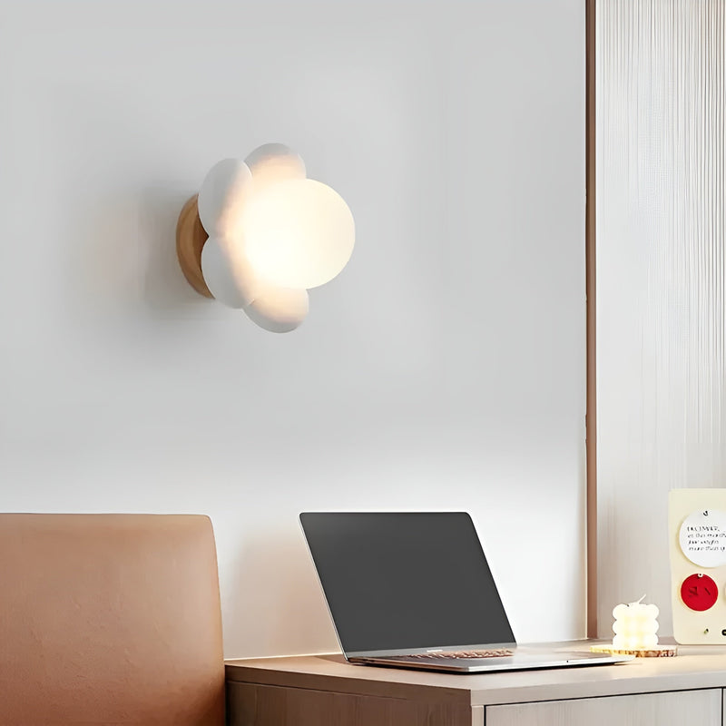 Wandleuchte FloraLume | Blüten-Design | Warmweißes LED-Licht 3000 K | Creme & Metall