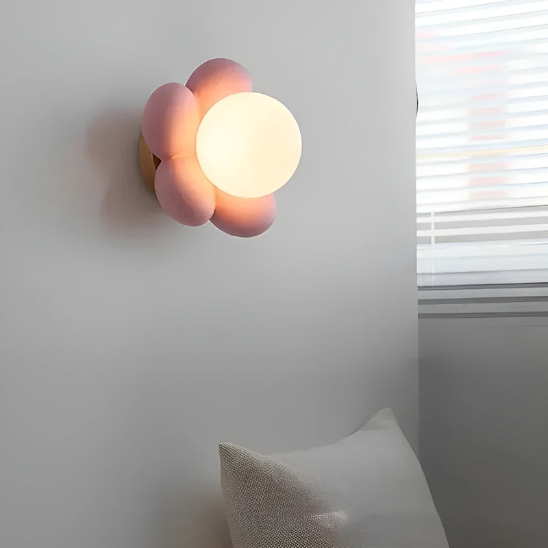 Wandleuchte FloraLume | Blüten-Design | Warmweißes LED-Licht 3000 K | Creme & Metall