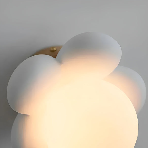 Wandleuchte FloraLume | Blüten-Design | Warmweißes LED-Licht 3000 K | Creme & Metall