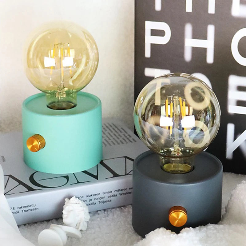 Glowvana LED Nachtlicht Retro-Glühbirne | Warmweißes Licht | Batteriebetrieben oder Wiederaufladbar | Für Kinderzimmer, Flur & Schreibtisch | 14,5 x 8,2 x 8,2 cm