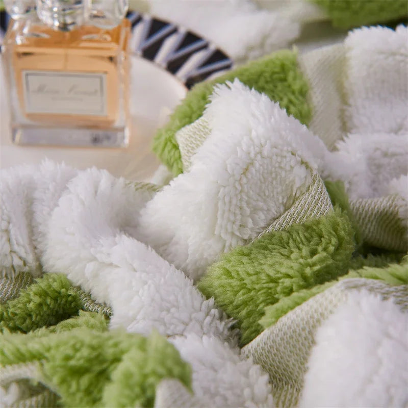 Flanell-Decke Caldoria | Extra Dick & Weich | Hautfreundlich & Wärmend für Herbst & Winter | Sofa-, Bett- & Reise-Decke