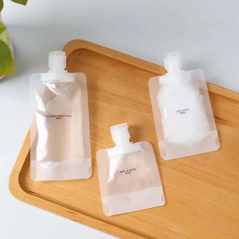 REISENTA Mini-Flaschenset | Kosmetik Reise-Set mit Aufbewahrungstasche | 5-teilig | PET-Flaschen 30–100ml