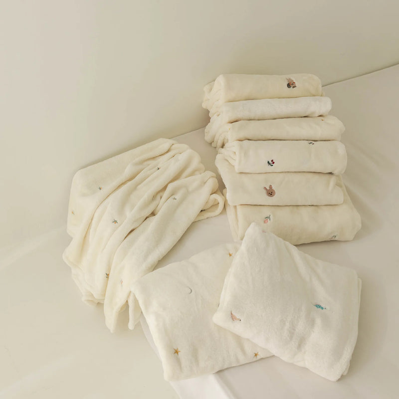 CuddleBear Babydecke | Weiches Fleece | Bestickt mit Bärchen | Kuschelig warm für Herbst & Winter