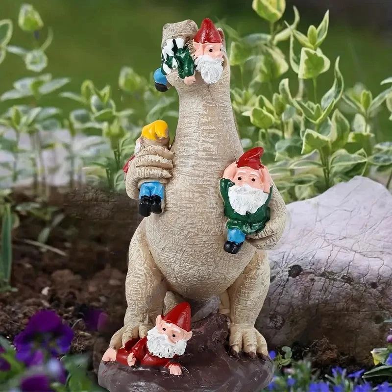 DinoCharm | Dino & Gartenzwerg Statue | Lustige Gartendeko | Resin Figur für Außen- & Innendekoration