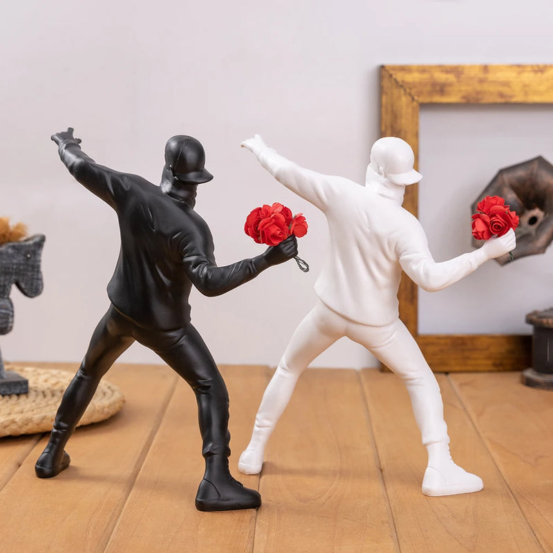 Artivora Flower Rebel | Moderne Skulptur „Flower Thrower“ – Dekorative Figur für Wohnzimmer, Büro & Bücherregal
