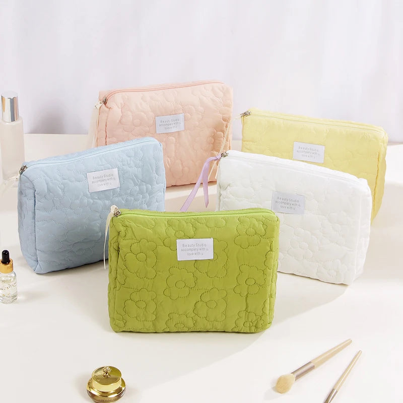 Blossura Gesteppte Kosmetiktasche aus Baumwolle | Make-up-Tasche mit Reißverschluss für Damen | Reise-Kulturbeutel mit Blumenmuster & Innenfächern