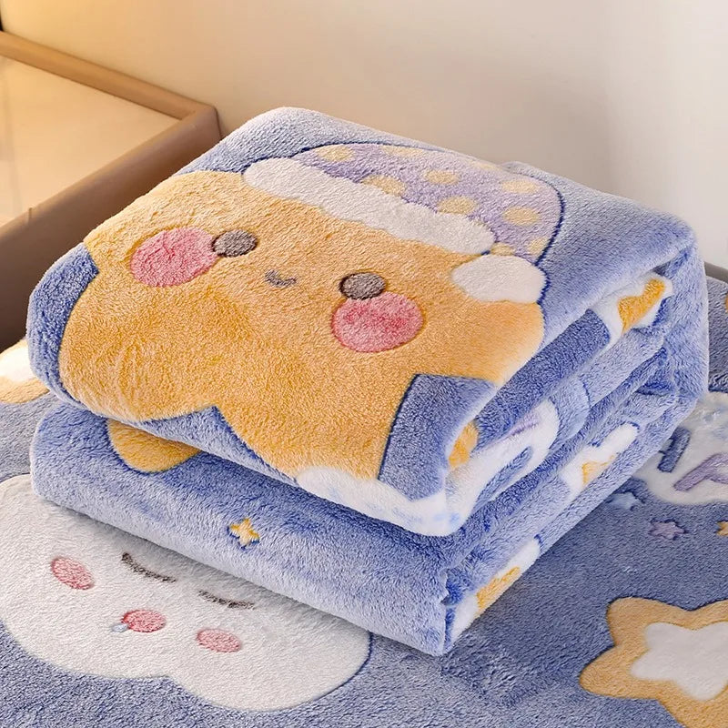 BerryBliss Kuscheldecke | Flauschige Flanell-Decke mit Erdbeer-Blumen-Muster | Weich, Waschmaschinenfest & Ganzjahresgeeignet