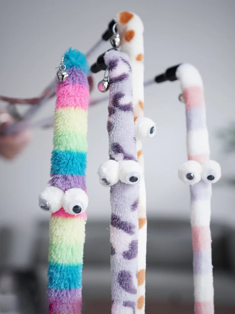 Katzenspielzeug CattaPillar Swing | Flanell-Raupe an 46 cm Stab | Beißfest & interaktiv | 60 cm Spiellänge