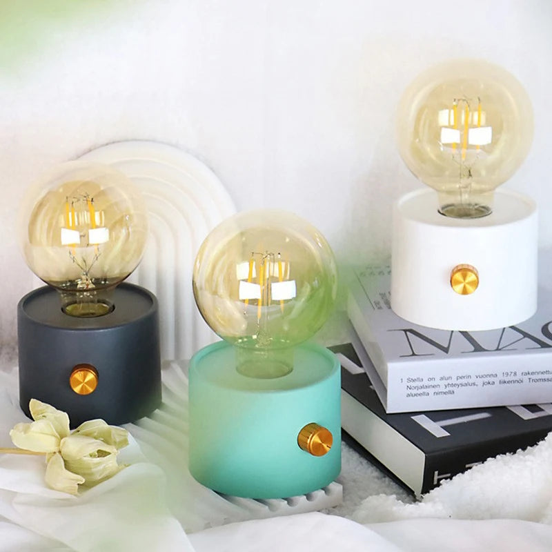 Glowvana LED Nachtlicht Retro-Glühbirne | Warmweißes Licht | Batteriebetrieben oder Wiederaufladbar | Für Kinderzimmer, Flur & Schreibtisch | 14,5 x 8,2 x 8,2 cm
