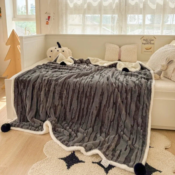 Lapinora Winterdecke | Winterdecke Jacquard | Hasenfell-Optik mit Bommel | Dick & Weich | Für Sofa, Büro & Schlafzimme