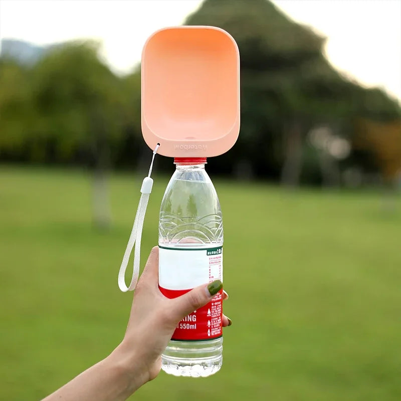 AquaPawGo Trinkflasche für Hunde & Katzen | Passend für Standard-Wasserflaschen | Tragbar & Drückbar | Für Unterwegs