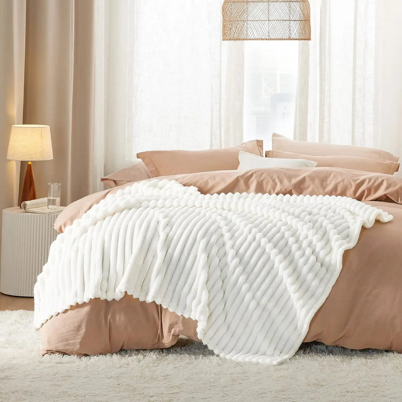 CozyLuxe | Flauschige Fleece-Decke | Weiß | Kuschelweich & Leicht | 150 × 200 cm