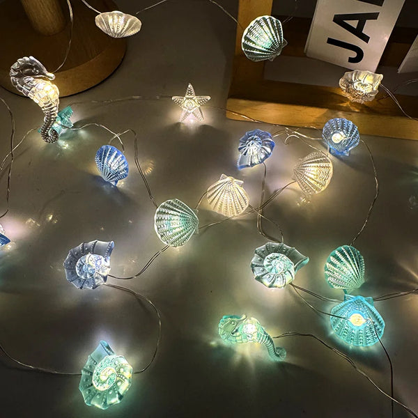 LED Lichterkette Meeresmotive | 2 m mit 20 LEDs | Seesterne, Muscheln & Meerestiere | Batteriebetriebene Dekoleuchte für Kinderzimmer, Geburtstag & Hochzeit | Mariluna