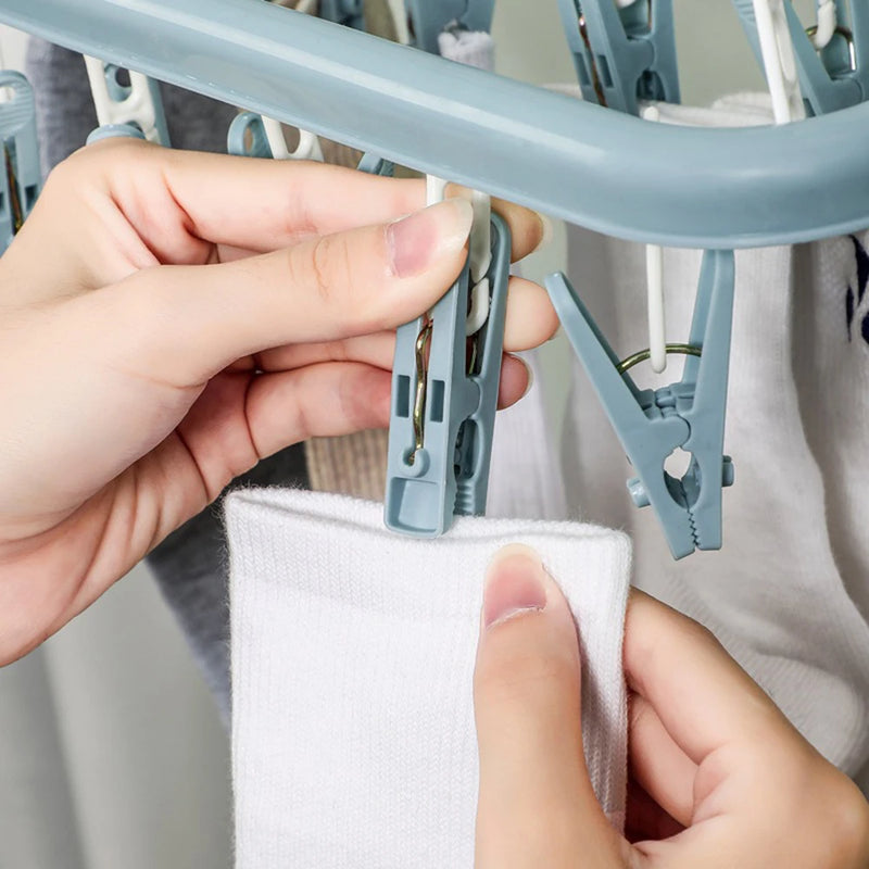 Clipano Wäschehänger mit 32 Clips | Faltbar & Windfest | Für Unterwäsche, Socken & Babywäsche | Platzsparender Trockenständer aus Kunststoff