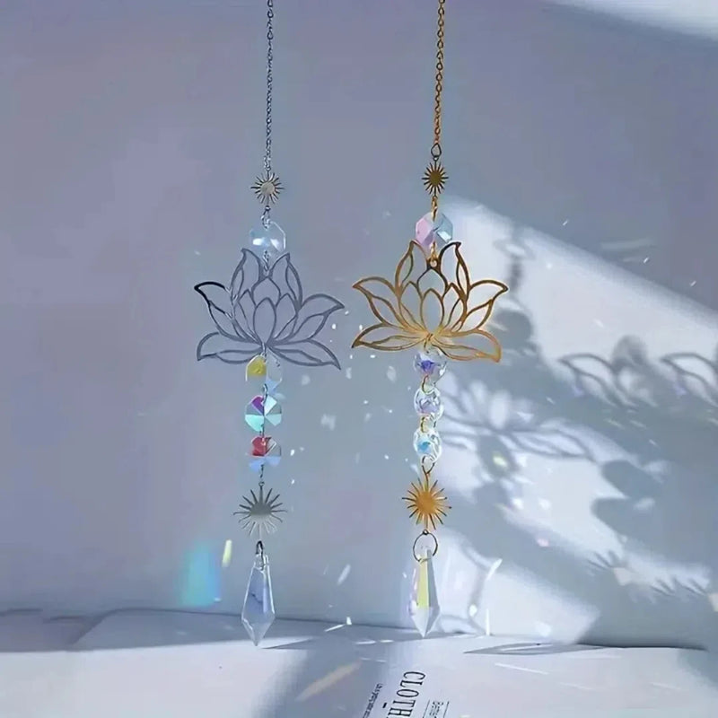 Solunara Kristall-Windspiel | Handgefertigter Lotus Suncatcher | Glas & Metall | Für Garten, Fenster & Balkon