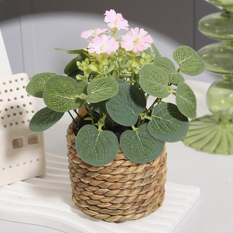 FloraNest Mini Kunstpflanze Eukalyptus mit Blüten | 11 cm | Im geflochtenen Korb | Hochwertige Deko aus PE-Material | Pflegeleichte Zimmerdekoration