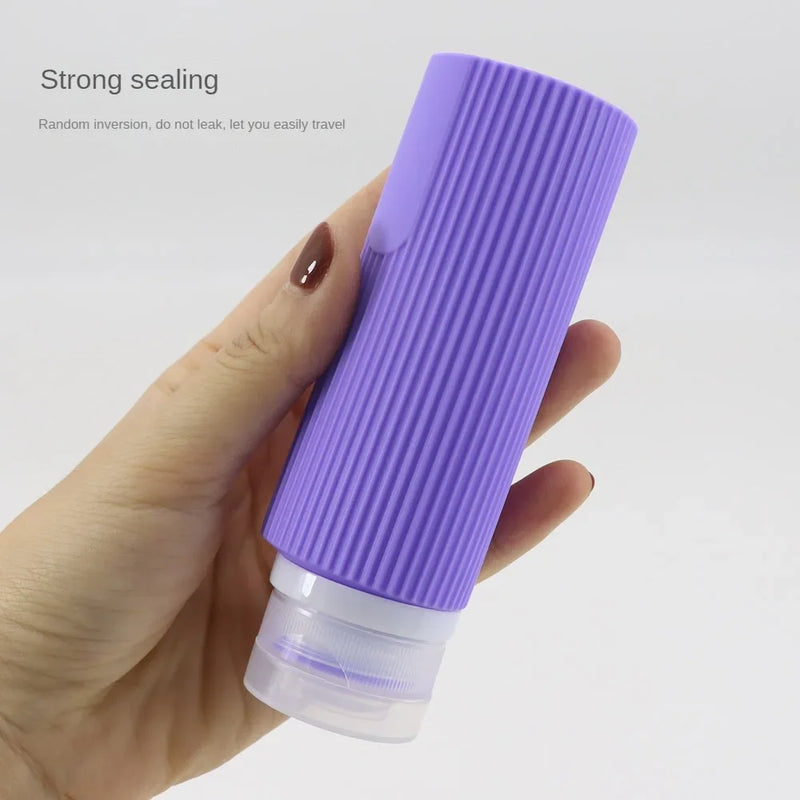Travellina Auslaufsichere Silikon Reiseflaschen 4er-Set | 89 ml (TSA-konform) | BPA-frei & Nachfüllbar | Mit Zipper-Kulturbeutel