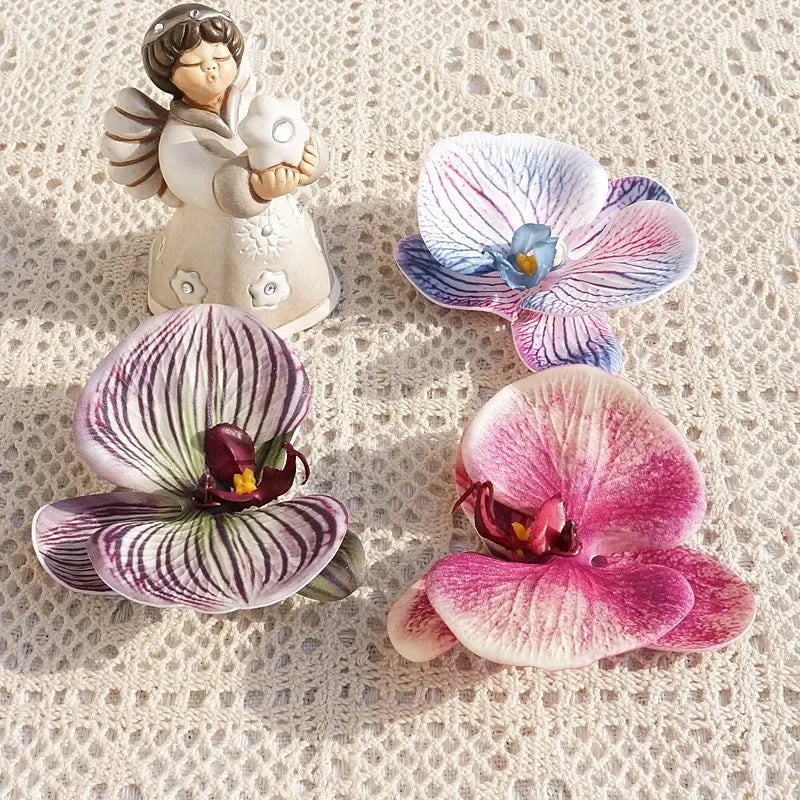 3D Deko-Blüte Floriva Orchidea | Große künstliche Schmetterlings-Orchidee aus Silikon-Baumwolle | 10 × 11 cm | Für Deko, Geschenke & Haarschmuck