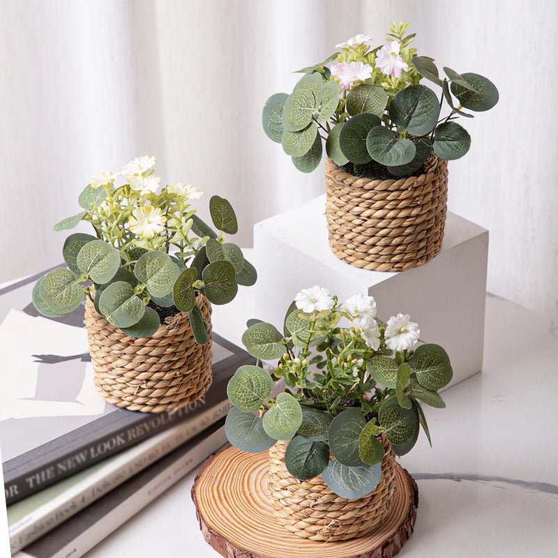 FloraNest Mini Kunstpflanze Eukalyptus mit Blüten | 11 cm | Im geflochtenen Korb | Hochwertige Deko aus PE-Material | Pflegeleichte Zimmerdekoration
