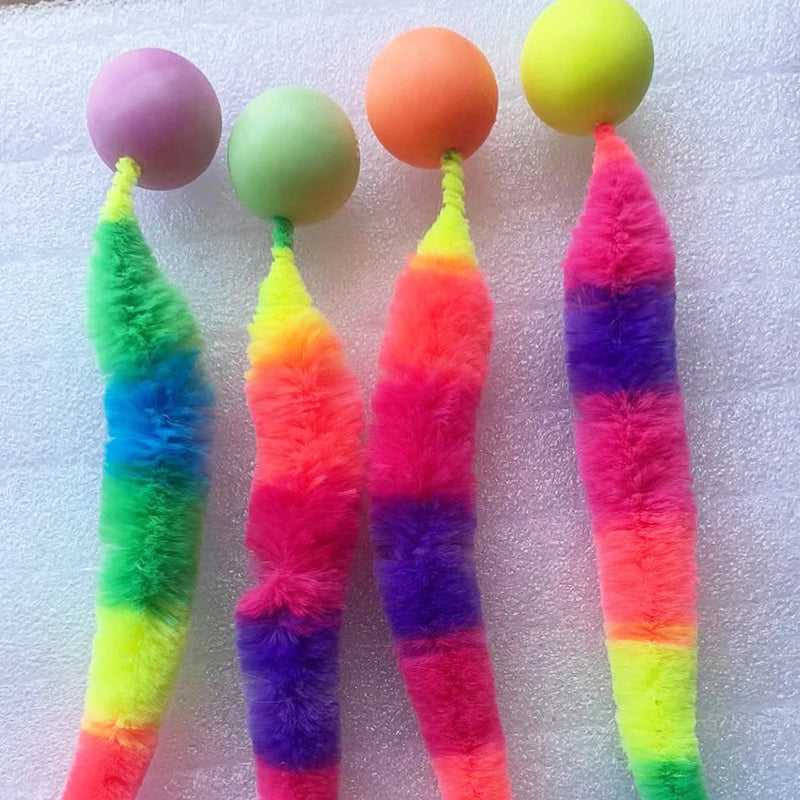 MieziMoov Interaktives Katzenspielzeug | Bunte Plüsch-Raupe mit Federball | Elastisch & Federnd | Für Aktive Stubentiger