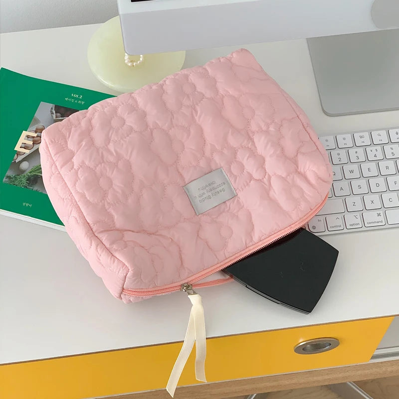 Blossura Gesteppte Kosmetiktasche aus Baumwolle | Make-up-Tasche mit Reißverschluss für Damen | Reise-Kulturbeutel mit Blumenmuster & Innenfächern