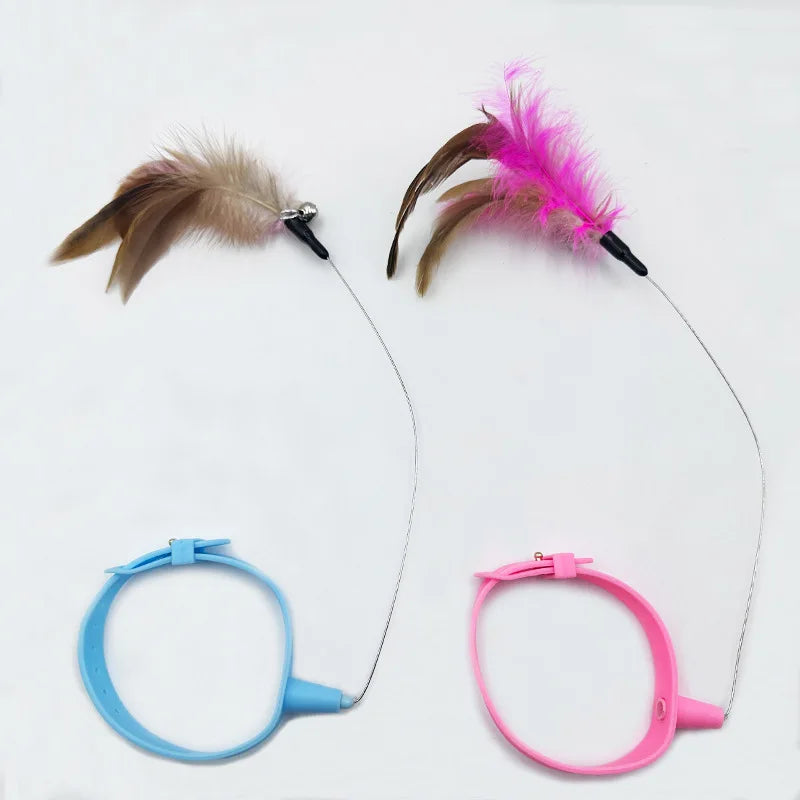 Flauschino Katzen-Halsband mit Spielstab | Selbstbeschäftigung & Interaktives Spiel | Mit Feder & Glöckchen | Für aktive Stubentiger